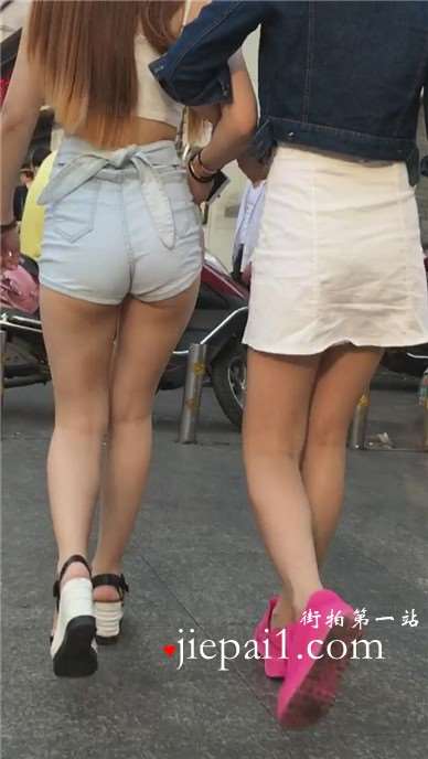 超长视频，宽臀牛仔热裤美臀姐妹花逛街[3.59 GB]