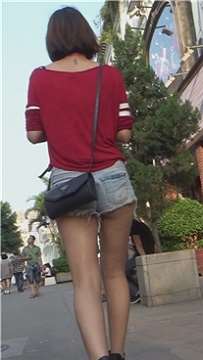 街拍红色T恤的美女，一双修长的美腿。[869 MB]