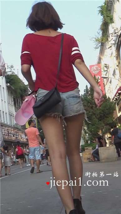 街拍红色T恤的美女，一双修长的美腿。[869 MB]