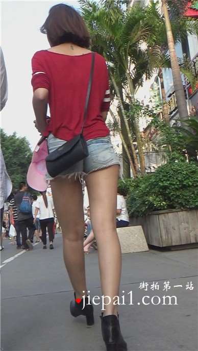 街拍红色T恤的美女，一双修长的美腿。[869 MB]