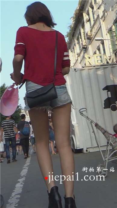 街拍红色T恤的美女，一双修长的美腿。[869 MB]