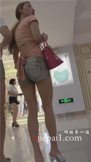 乘坐电梯的长腿热裤美女 [456 MB]