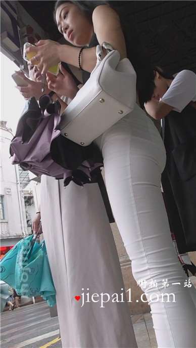 街拍超级紧绷白裤露脐装美眉 [1.73 GB]