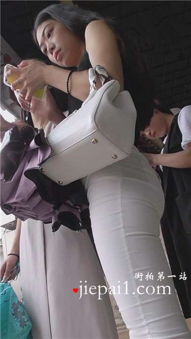 街拍超级紧绷白裤露脐装美眉 [1.73 GB]