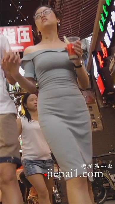 身材超赞的紧身开叉裙美少F [535 MB]