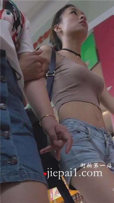 街拍紧身露脐小蛮腰美眉，身材高挑 [231 MB]