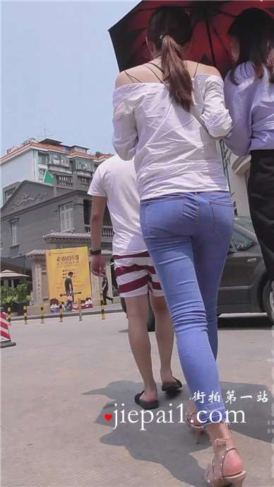 颜值超高的高跟鞋蓝牛美眉，跟闺蜜逛街好开心 [1.25 GB]