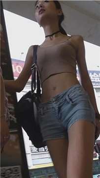 街拍紧身露脐小蛮腰美眉，身材高挑 [231 MB]