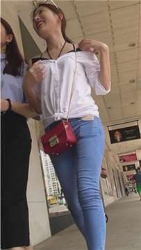 颜值超高的高跟鞋蓝牛美眉，跟闺蜜逛街好开心 [1.25 GB]