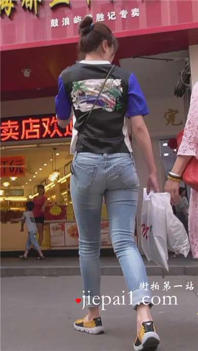 紧身牛仔裤美女姐姐，朴素的妹子 [697 MB]