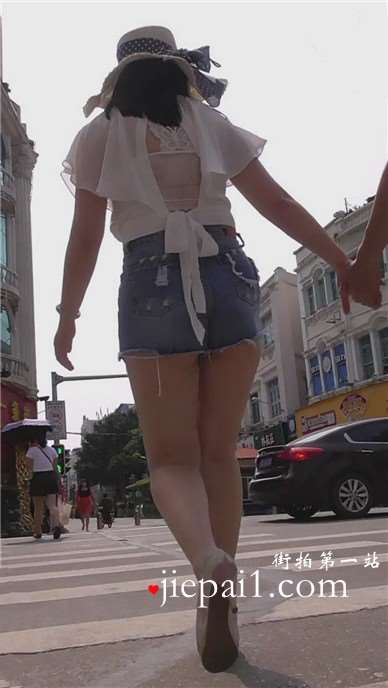 牛仔热裤丰臀微胖美女跟男友手拉手压马路  [589 MB]
