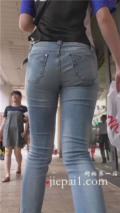 紧身牛仔裤美女姐姐，朴素的妹子 [697 MB]