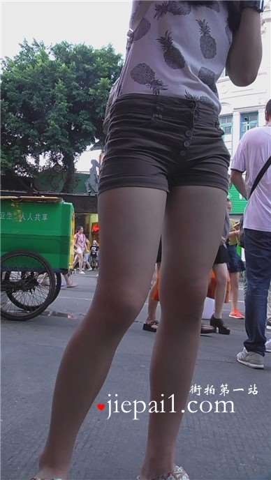 长腿美三角高腰热裤MM，跟闺蜜路边吃烤鱿鱼。[350 MB]