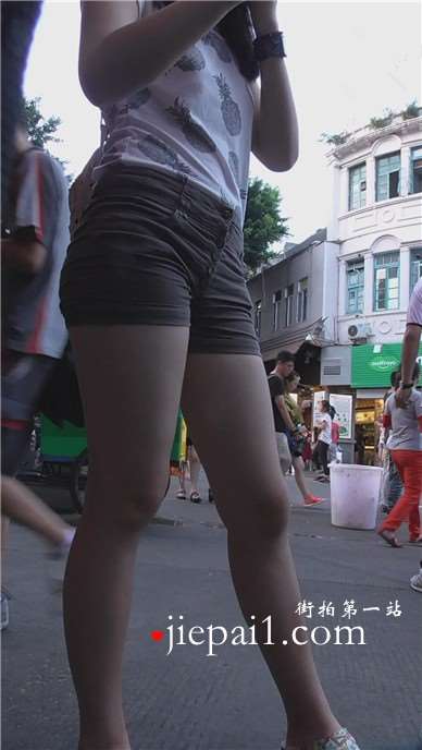 长腿美三角高腰热裤MM，跟闺蜜路边吃烤鱿鱼。[350 MB]