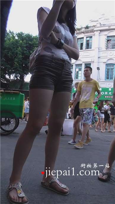 长腿美三角高腰热裤MM，跟闺蜜路边吃烤鱿鱼。[350 MB]