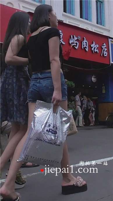 身材不错de超短热裤MM。[315 MB]