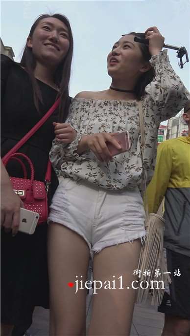4K - 拿着自拍杆逛街的白皙美腿姑娘 [1.22 GB]