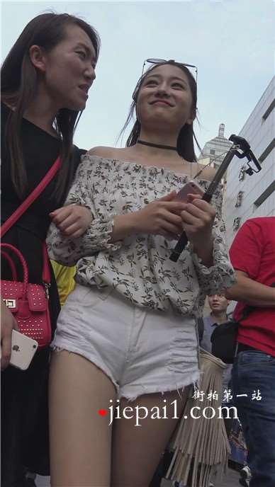 4K - 拿着自拍杆逛街的白皙美腿姑娘 [1.22 GB]