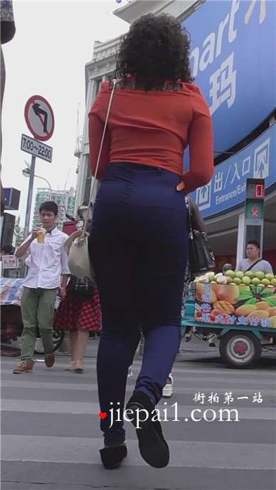丰满紧身圆臀卷毛S妇  [157 MB]