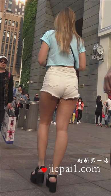 超美苹果臀热裤外国姐妹花，你拍我我拍你不亦乐乎。