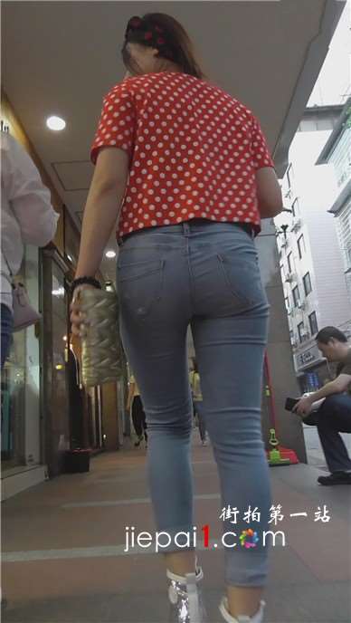 紧身蓝牛小肥妹 [589 MB]