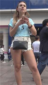 超美苹果臀热裤外国姐妹花，你拍我我拍你不亦乐乎。