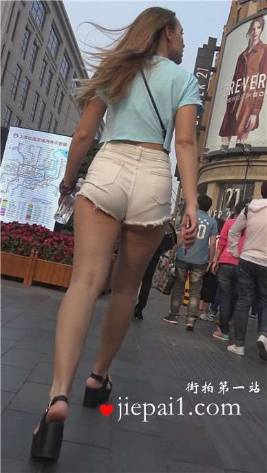 超美苹果臀热裤外国姐妹花，你拍我我拍你不亦乐乎。