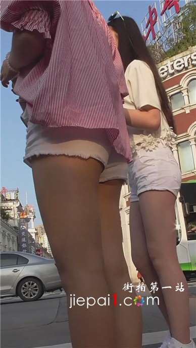 白紧热裤好身材妹子跟闺蜜逛街。[393 MB]
