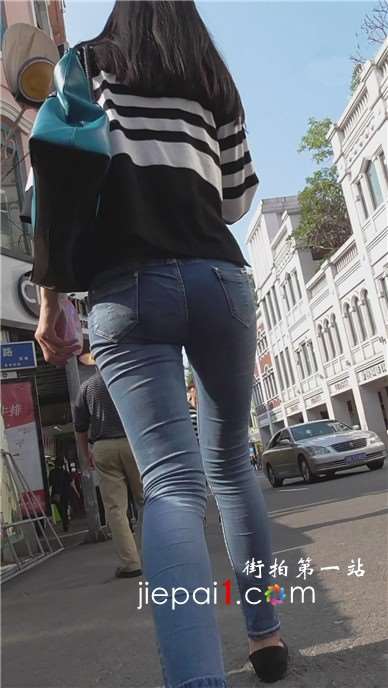 街拍紧身蓝色牛仔裤眼镜妹，身材很赞。[872 MB]