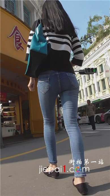 街拍紧身蓝色牛仔裤眼镜妹，身材很赞。[872 MB]