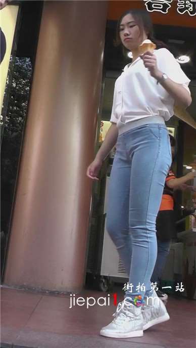 脸色红润紧身蓝牛好身材美女跟男友手挽手压马路。[639 MB]