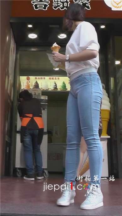 脸色红润紧身蓝牛好身材美女跟男友手挽手压马路。[639 MB]