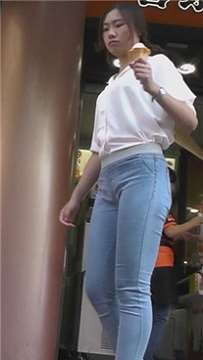 脸色红润紧身蓝牛好身材美女跟男友手挽手压马路。[639 MB]