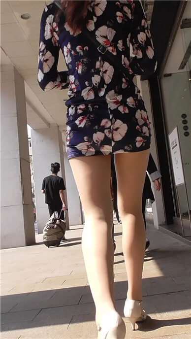 街拍旗袍装肉丝袜美眉 [374 MB]