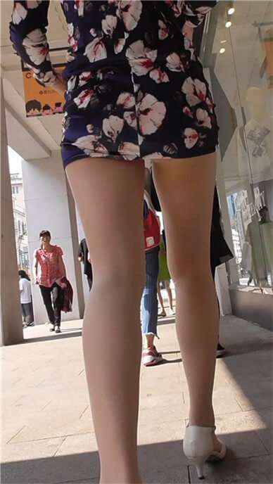 街拍旗袍装肉丝袜美眉 [374 MB]