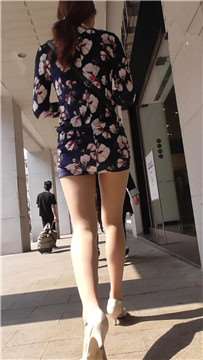 街拍旗袍装肉丝袜美眉 [374 MB]
