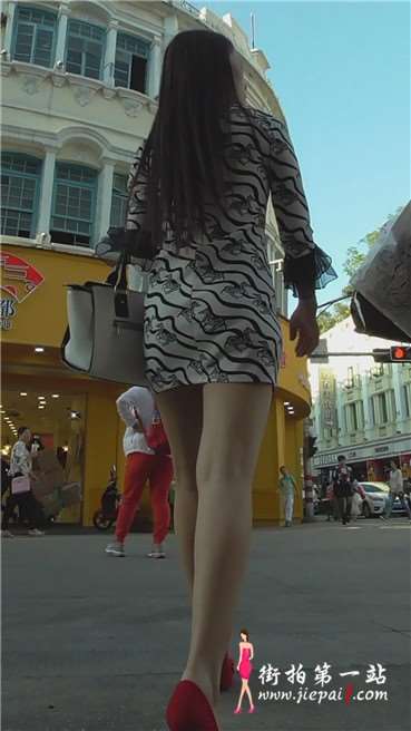 两位极品美女，紧身牛仔VS超短裙  [522 MB]