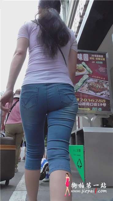 街拍7分牛仔裤配白T恤风韵女子 [665 MB]
