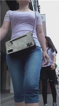 街拍7分牛仔裤配白T恤风韵女子 [665 MB]