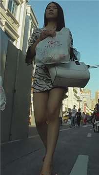 两位极品美女，紧身牛仔VS超短裙  [522 MB]