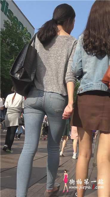 4K - 街拍极品紧身蓝牛MM，姐俩喝着奶茶一路很开心 [1.48 GB]