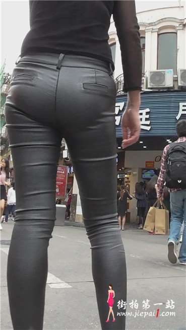 街拍性感丰臀SF跟闺蜜边走边聊。 [485 MB]