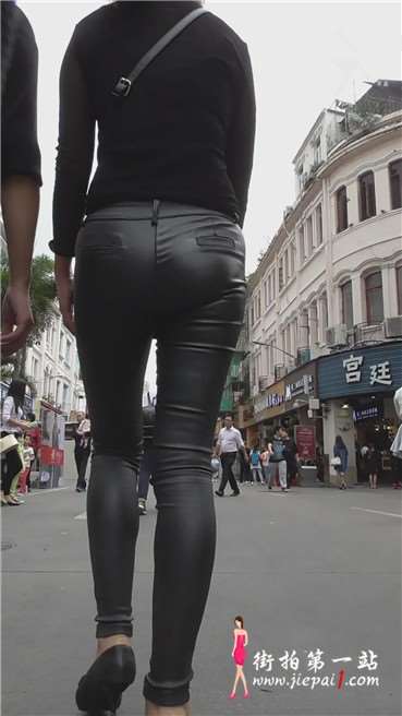 街拍性感丰臀SF跟闺蜜边走边聊。 [485 MB]