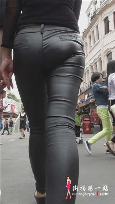 街拍性感丰臀SF跟闺蜜边走边聊。 [485 MB]