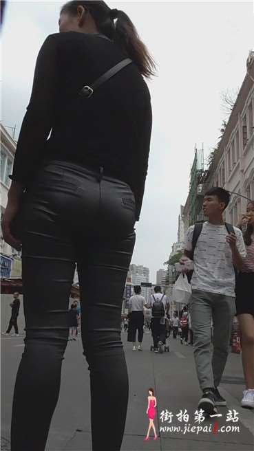 街拍性感丰臀SF跟闺蜜边走边聊。 [485 MB]