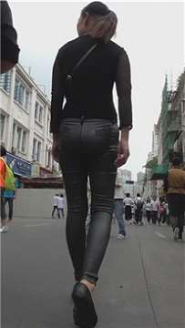 街拍性感丰臀SF跟闺蜜边走边聊。 [485 MB]