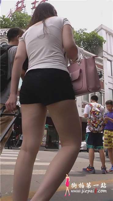 肉肉的女生，白皙大腿丰臀紧身很漂亮。[493 MB]