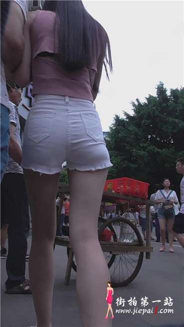 长腿白紧热裤女神逛街，丰满水蜜桃臀 [514 MB]