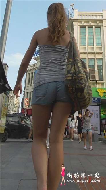 大屁屁扭啊扭的金发外国美女 [272 MB]