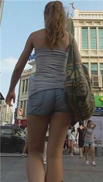 大屁屁扭啊扭的金发外国美女 [272 MB]